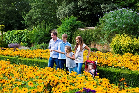 CLIVEDEN__BUCKINGHAMSHIRE__THE_NATIONAL_TRUST__FAMILY_IN_THE_LONG_GARDEN