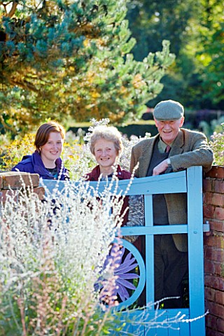 THE_PICTON_GARDEN__WORCESTERSHIRE_PAUL__MURIEL_AND_HELEN_PICTON_BESIDE_THE_ENTRANCE_TO_THE_GARDEN
