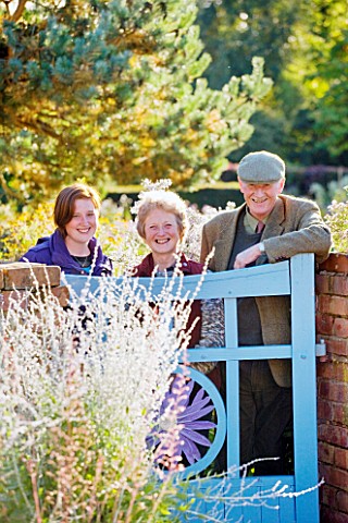 THE_PICTON_GARDEN__WORCESTERSHIRE_PAUL__MURIEL_AND_HELEN_PICTON_BESIDE_THE_ENTRANCE_TO_THE_GARDEN