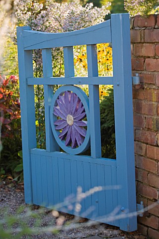 THE_PICTON_GARDEN__WORCESTERSHIRE_BLUE_GATE_WITH_ASTER_CARVED_IN_TO_THE_CENTRE_AT_THE_ENTRANCE_TO_TH