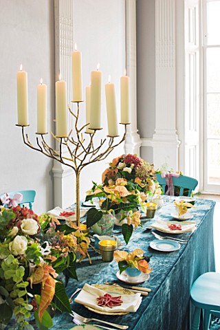 DESIGN_BY_REBEL_REBEL_DINING_TABLE_DECORATED_WITH_CANDLES_STAND_AND_POINSETTIA_CHRISTMAS_FEELINGS_CI