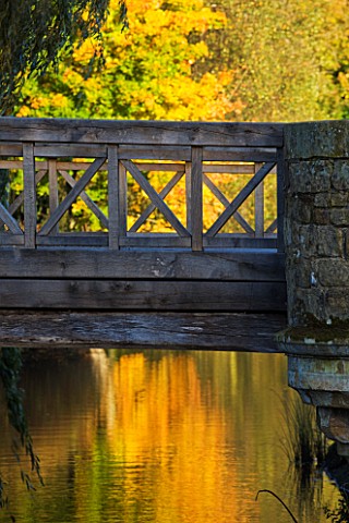 HEVER_CASTLE__KENT__AUTUMN_BRIDGE_OVER_THE_MOAT_IN_AUTUMN_WITH_REFLECTIONS_OF_TREES