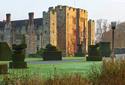 HEVER_CASTLE__KENT__AUTUMN_VIEW_TO_THE_CASTLE_WITH_TOPIARY_IN_FOREGROUND