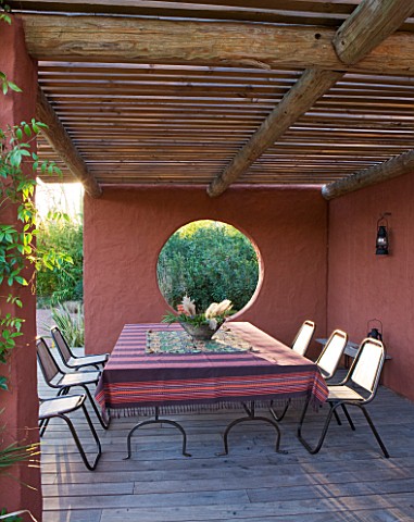 AFRICAN_GARDEN__PROVENCE__FRANCE_DESIGNER_DOMINIQUE_LAFOURCADE_TERRACOTTATONED_STUCCO_WALLS_AND_DINI