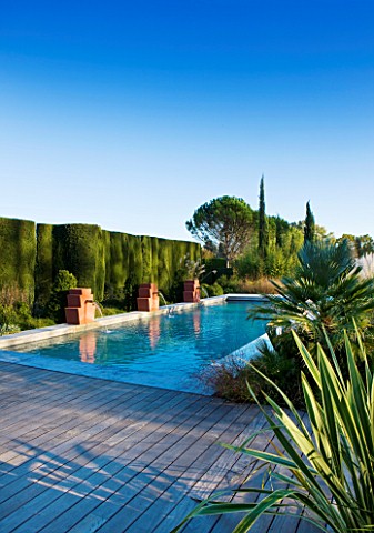 AFRICAN_GARDEN__PROVENCE__FRANCE_DESIGNER_DOMINIQUE_LAFOURCADE_DECKING_AND__WATER_FOUNTAINS___THE_SW