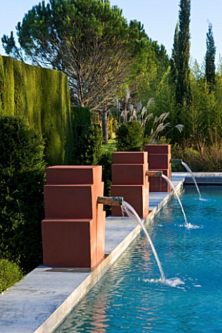 AFRICAN_GARDEN__PROVENCE__FRANCE_DESIGNER_DOMINIQUE_LAFOURCADE_WATER_FOUNTAINS_SPURTING_INTO_THE_SWI
