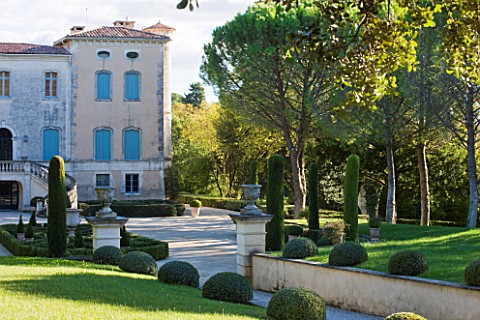 PROVENCE_CHATEAU_GARDEN_DESIGNED_BY_MICHEL_SEMINI__PROVENCE__FRANCE