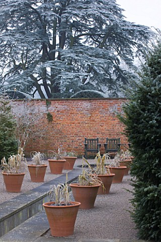 HAMPTON_COURT_CASTLE_AND_GARDENS__HEREFORDSHIRE_RILL_IN_WALLED_GARDEN_WITH_TERRACOTTA_CONTAINERS_AND