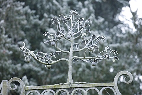 HAMPTON_COURT_CASTLE_AND_GARDENS__HEREFORDSHIRE_ORNATE_METAL_PEAR_TREE_ON_TOP_OF_GATE_IN_WALLED_GARD