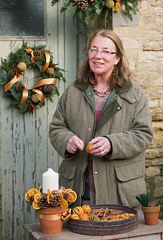 THE_GARDEN_AND_PLANT_COMPANY__HATHEROP__GLOUCESTERSHIRE_PATI_WESTON_WIRING_DRIED_ORANGES_WHICH_SHE_U