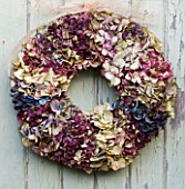 THE GARDEN AND PLANT COMPANY  HATHEROP  GLOUCESTERSHIRE: NATURAL DRIED HYDRANGEA WREATH