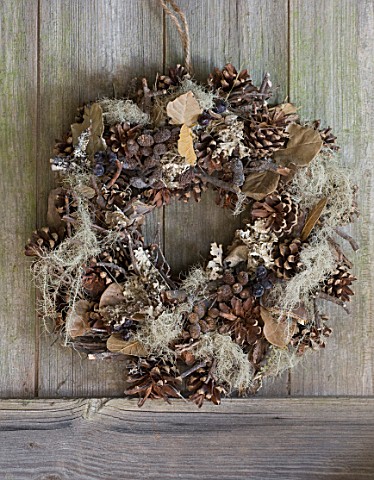 THE_GARDEN_AND_PLANT_COMPANY__HATHEROP__GLOUCESTERSHIRE_NATURAL_WOODLAND_TWIG_WREATH_WITH_PINECONES_