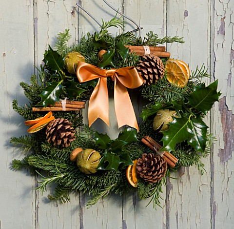 THE_GARDEN_AND_PLANT_COMPANY__HATHEROP__GLOUCESTERSHIRE_FIR_WREATH_DECORATED_WITH_HOLLY__ROSEMARY__D