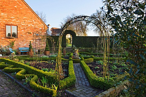 DIAL_PARK__WORCESTERSHIRE_THE_KNOT_GARDEN_WITH_BOX_BUXUS_TOPIARY__IN_WINTER