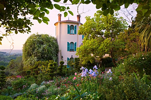 VILLA_FORT_FRANCE__GRASSE__FRANCE_THE_VILLA_WITH_IRISES_IN_THE_FOREGROUND