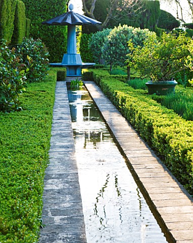 LA_CASELLA_FRANCE_CANAL_RILL_WATER_FOUNTAINS_CLIPPED_TOPIARY_MEDITERRANEAN_FRENCH_FORMAL_GREEN_EVERG