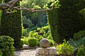 LA CASELLA, FRANCE: CLIPPED, TOPIARY, MEDITERRANEAN, FRENCH, FORMAL, GREEN, EVERGREENS, SUMMER, PROVENCE, HEDGES, HEDGING, BOX, BUXUS, STONE, BALL