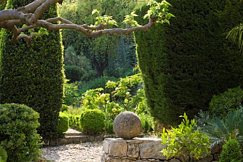 LA_CASELLA_FRANCE_CLIPPED_TOPIARY_MEDITERRANEAN_FRENCH_FORMAL_GREEN_EVERGREENS_SUMMER_PROVENCE_HEDGE