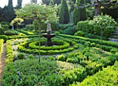LA CASELLA, FRANCE: GREEN PARTERRE, FOUNTAIN, CLIPPED, TOPIARY, MEDITERRANEAN, FRENCH, FORMAL, EVERGREENS, SUMMER, PROVENCE, HEDGES, HEDGING, BOX, BUXUS