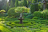 LA CASELLA, FRANCE: GREEN PARTERRE, FOUNTAIN, CLIPPED, TOPIARY, MEDITERRANEAN, FRENCH, FORMAL, EVERGREENS, SUMMER, PROVENCE, HEDGES, HEDGING, BOX, BUXUS