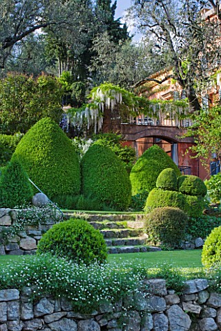 LA_CASELLA_FRANCE_STONE_WALLS_STEPS_CLIPPED_TOPIARY_MEDITERRANEAN_FRENCH_FORMAL_EVERGREENS_SUMMER_PR