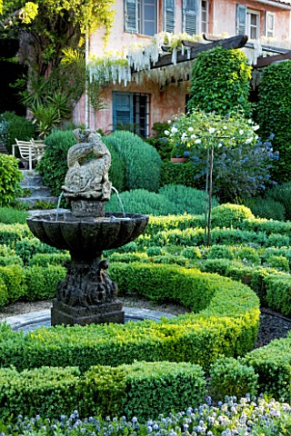 A_CASELLA_FRANCE_GREEN_PARTERRE_FOUNTAIN_CLIPPED_TOPIARY_MEDITERRANEAN_FRENCH_FORMAL_EVERGREENS_SUMM