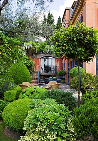 LA_CASELLA_FRANCE_PATIO_TERRACE_SEATING_AREA_CLIPPED_TOPIARY_MEDITERRANEAN_FRENCH_FORMAL_EVERGREENS_