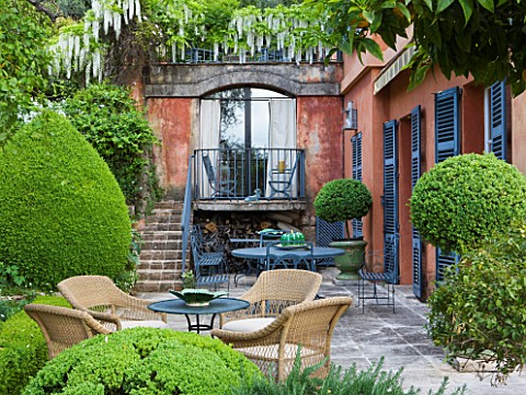 LA_CASELLA_FRANCE_PATIO_TERRACE_SEATING_AREA_CLIPPED_TOPIARY_MEDITERRANEAN_FRENCH_FORMAL_EVERGREENS_