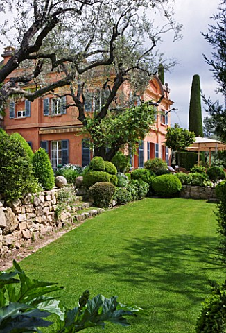 LA_CASELLA_FRANCE_STONE_WALLS_STEPS_CLIPPED_TOPIARY_MEDITERRANEAN_FRENCH_FORMAL_EVERGREENS_SUMMER_PR