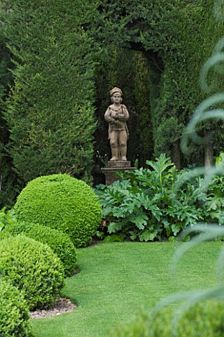 LA_CASELLA_FRANCE_STATUE_CLIPPED_TOPIARY_MEDITERRANEAN_FRENCH_FORMAL_EVERGREENS_SUMMER_PROVENCE_HEDG