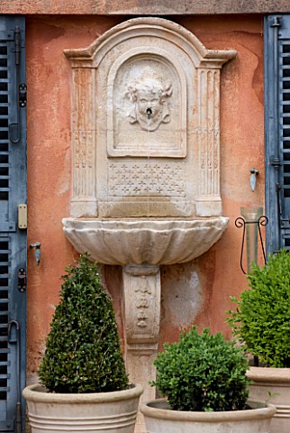 A_CASELLA_FRANCE_STONE_FOUNTAIN_CLIPPED_TOPIARY_MEDITERRANEAN_FRENCH_FORMAL_EVERGREENS_SUMMER_PROVEN