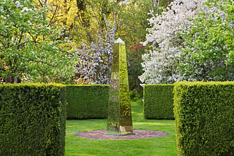 DODDINGTON_PLACE_GARDENS__KENT_BLOSSOM_IN_THE_SPRING_GARDEN_WITH_MIRRORED_OBELISK_BY_DAVID_HARBOUR