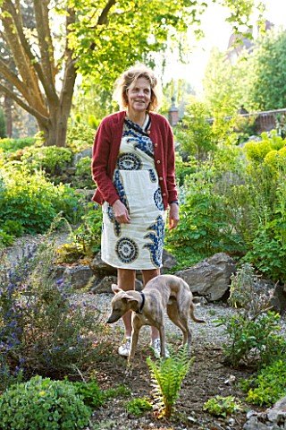 DODDINGTON_PLACE_GARDENS__KENT_GARDEN_OWNER_AMICIA_OLDFIELD_WITH_HER_PET_DOG__WHIPPET_BISCOE