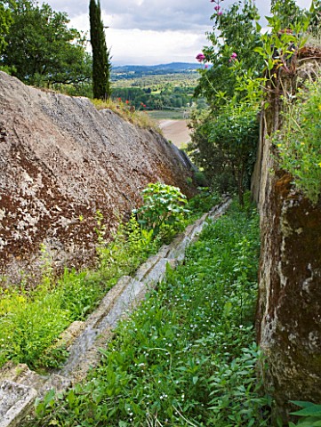 LA_CARMEJANE_FRANCE_LUBERON_PROVENCE_FRENCH_COUNTRY_GARDEN_ROCKS_STONE_RILL_WATER_FEATURE_CANAL_STEP
