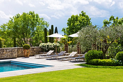 GARDEN_IN_LUBERON__FRANCE__DESIGNED_BY_MICHEL_SEMINI_LAWN__SWIMMING_AND_DECK_CHAIRS__WASSERMAN_GARDE
