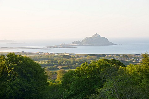 TREMENHEERE_SCULPTURE_GARDENS__CORNWALL_VIEW_OF_ST_MICHAELS_MOUNT_FROM_THE_GARDEN_AT_DAWN