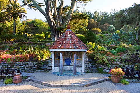 TRESCO_ABBEY_GARDEN__TRESCO___ISLES_OF_SCILLY_THE_SHELL_HOUSE_IN_THE_MEDITTERANEAN_GARDEN_WITH_SHELL