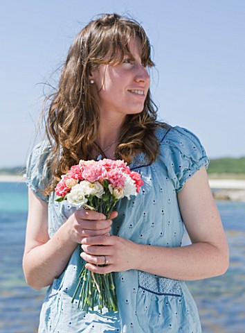 THE_ISLES_OF_SCILLY_SCILLY_FLOWERS__FRESHLY_PICKED_SCENTED_PINKS_BY_SEA__HELD_BY_STEPH_HILL
