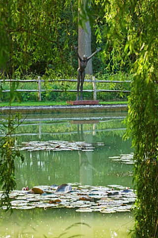 GLYNDEBOURNE_EAST_SUSSEX_VIEW_ACROSS_LAKE_TO_BRONZE_FIGURE_OF_A_DIVER__WATER_POOL_TRANQUIL_PEACEFUL_