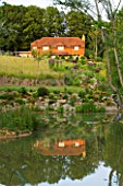 GARDEN IN KENT DESIGNED BY BELLA WHITELEY: HOUSE, LAKE AND STREAM IN SUMMER. GARDEN, COUNTRY, WILDFLOWER, MEADOW, WATER, POND, POOL