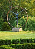 GARDEN IN KENT DESIGNED BY BELLA WHITELEY: LAWN AND SCULPTURE HARMONY BY MICHAEL SPELLER. ORNAMENT