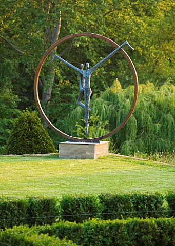 GARDEN_IN_KENT_DESIGNED_BY_BELLA_WHITELEY_LAWN_AND_SCULPTURE_HARMONY_BY_MICHAEL_SPELLER_ORNAMENT