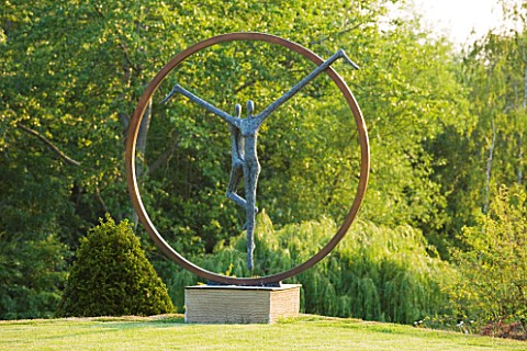 GARDEN_IN_KENT_DESIGNED_BY_BELLA_WHITELEY_LAWN_AND_SCULPTURE_HARMONY_BY_MICHAEL_SPELLER_ORNAMENT