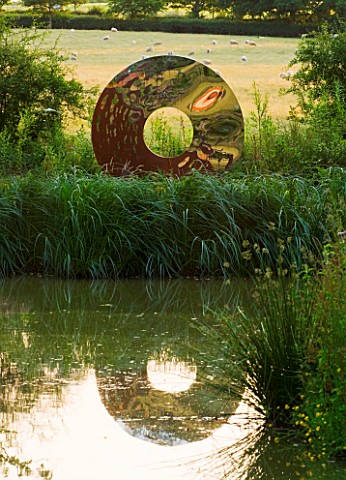 GARDEN_IN_KENT_DESIGNED_BY_BELLA_WHITELEY_THE_PORTAL_SCULPTURE_BY_DAVID_HARBER_BESIDE_THE_POOL_POND_