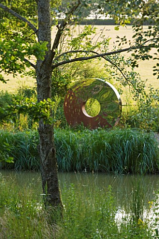 GARDEN_IN_KENT_DESIGNED_BY_BELLA_WHITELEY_THE_PORTAL_SCULPTURE_BY_DAVID_HARBER_BESIDE_THE_POOL_POND_