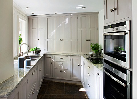RICHARD_CARNILL_HOUSE__NOTTINGHAMSHIRE_KITCHEN_CUSTOM_BUILT_PAINTED_WOODEN_KITCHEN_IN_FARROW_AND_BAL