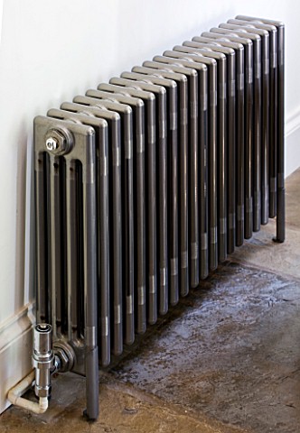 RICHARD_CARNILL_HOUSE__NOTTINGHAMSHIRE_BREAKFAST_ROOM_RADIATOR_BY_BISQUE