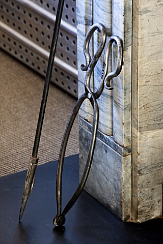 RICHARD_CARNILL_HOUSE__NOTTINGHAMSHIRE_SITTING_ROOM__FIRESIDE_TOOLS_HAND_FORGED_BY_LOCAL_BLACKSMITH