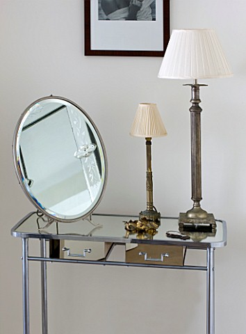 RICHARD_CARNILL_HOUSE__NOTTINGHAMSHIRE_DOUBLE_GUEST_BEDROOM_MIRROR_TABLE_AND_DRESSING_MIRROR_BY_NICO