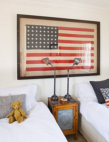 RICHARD_CARNILL_HOUSE__NOTTINGHAMSHIRE_TWIN_GUEST_ROOM_1950S_AMERICAN_FLAG_48_STARS__WOOD_AND_PUNCHE